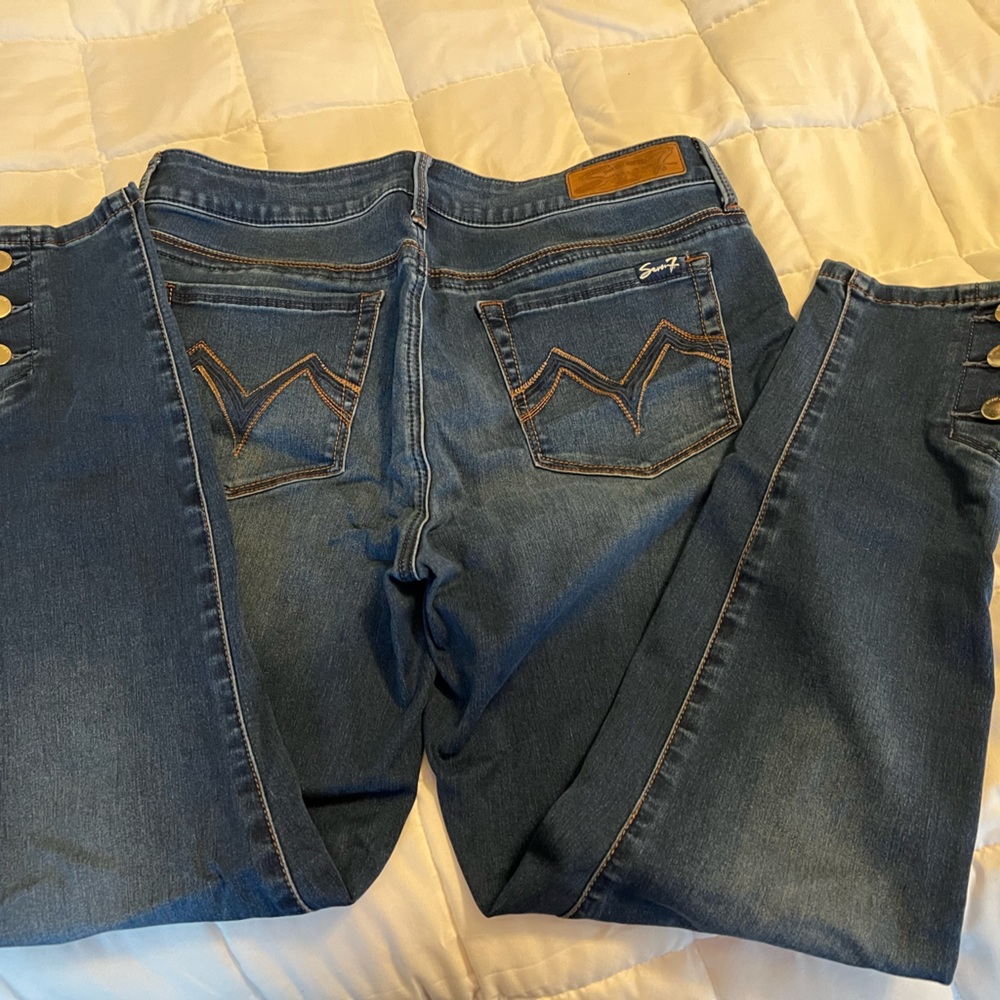 Seven leggings with three silver buttons on the ankle